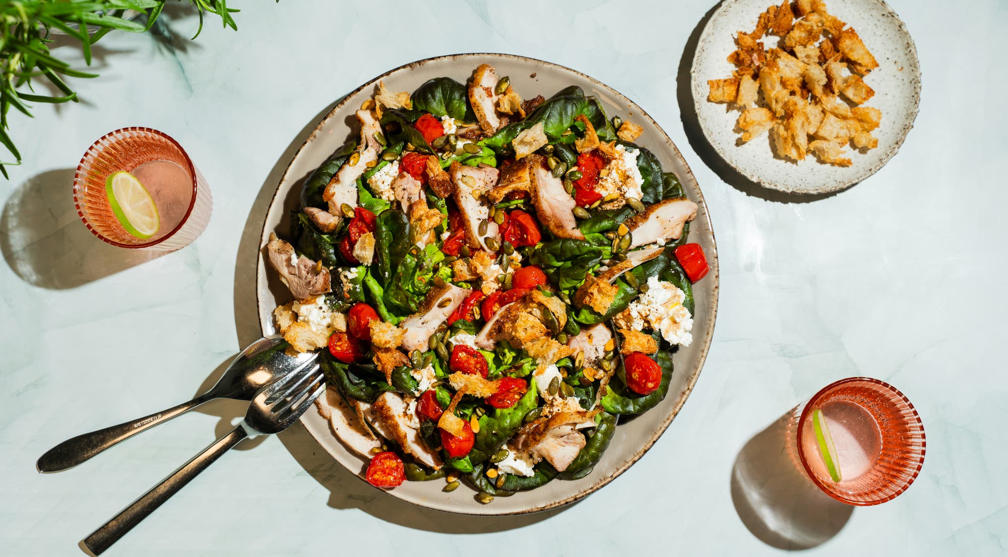 Kyllingsalat med bakte tomater og ricotta