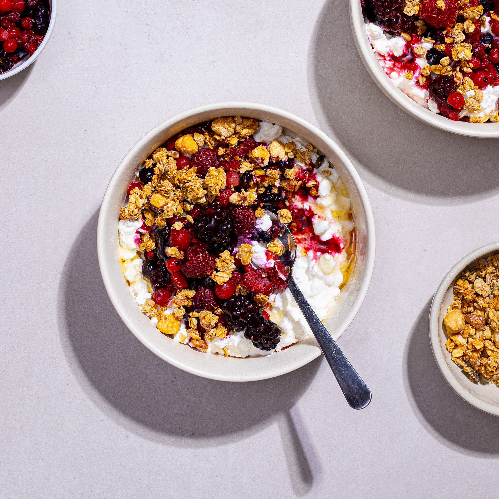 Cottage cheese med granola og bær