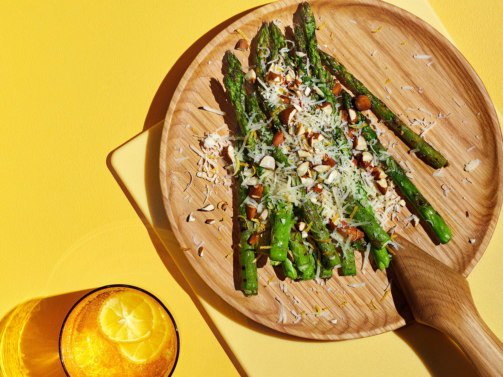 Grillet asparges med parmesan, mandler og sitron