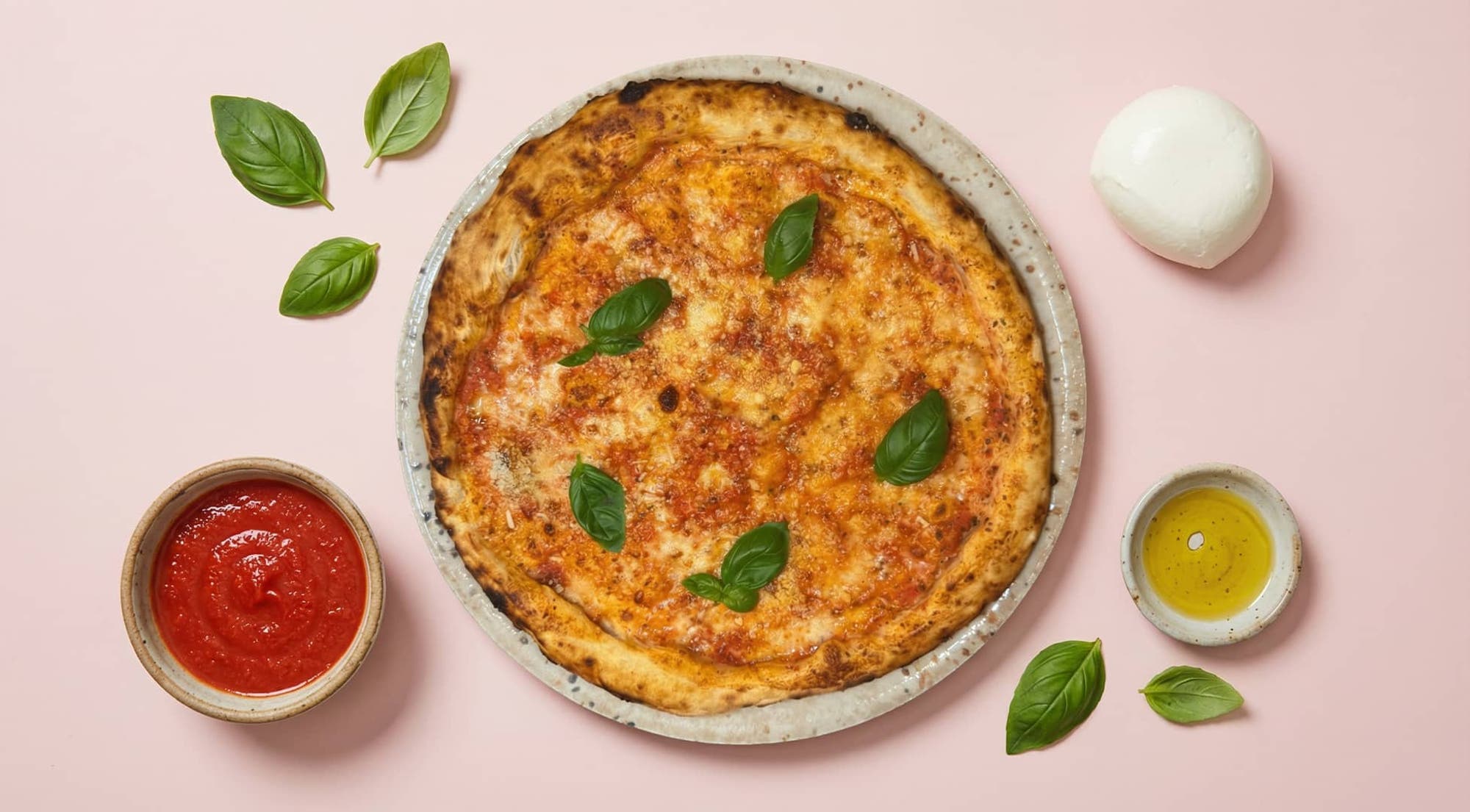 Margherita med pecorino og basilikum