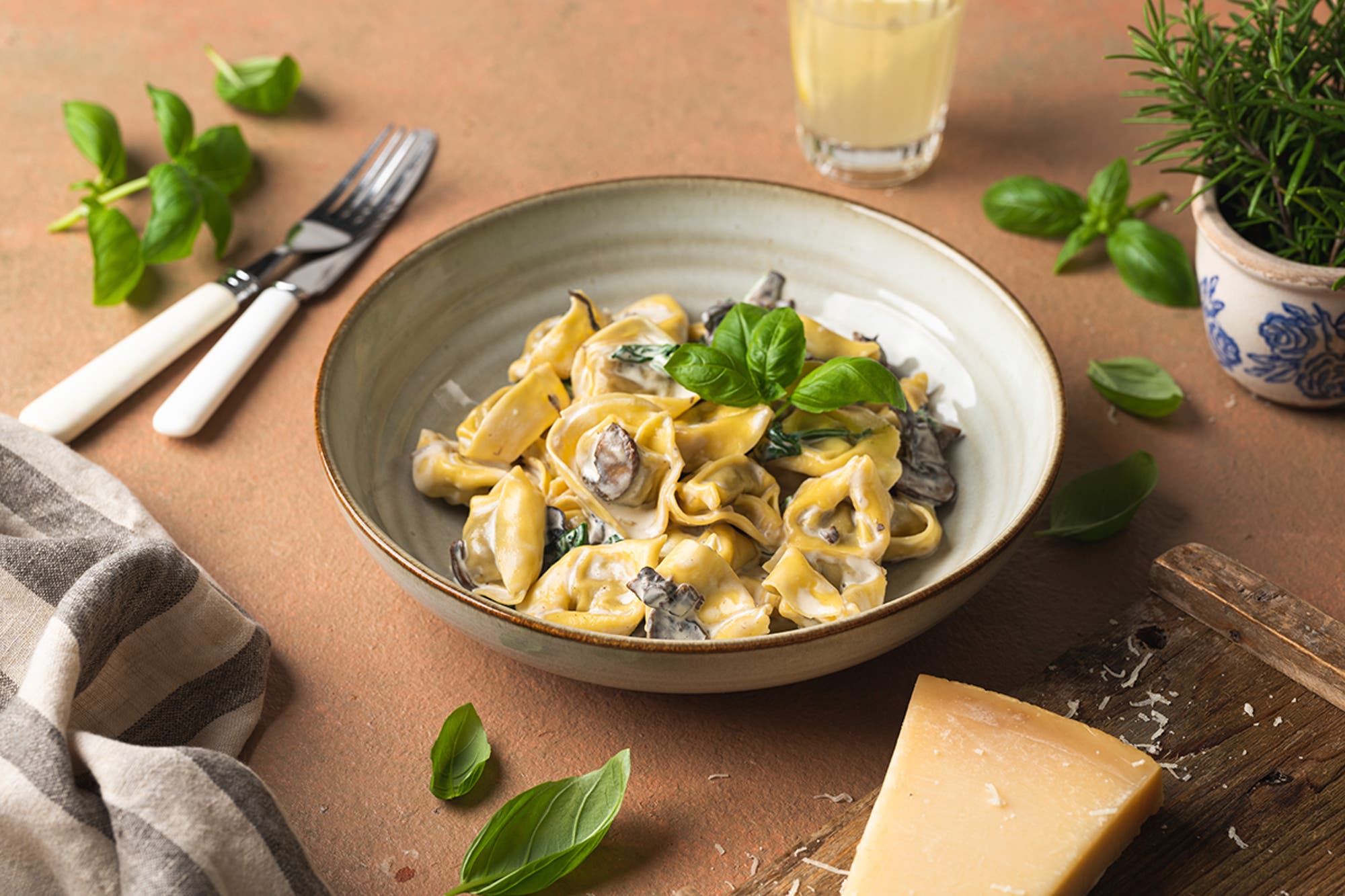 Tortelloni med kremet soppsaus