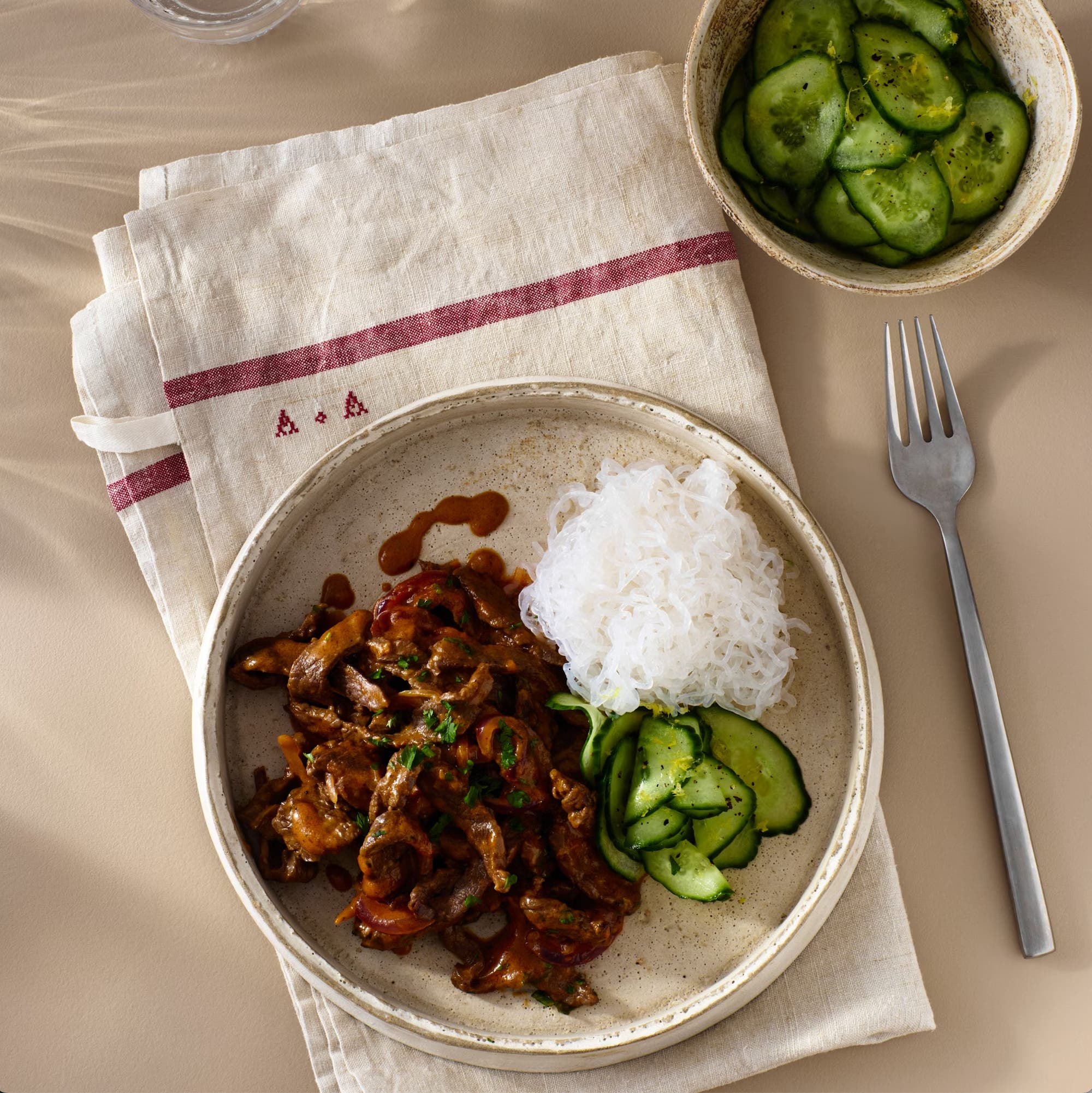 Biff stroganoff med glassnudler og syltet agurk
