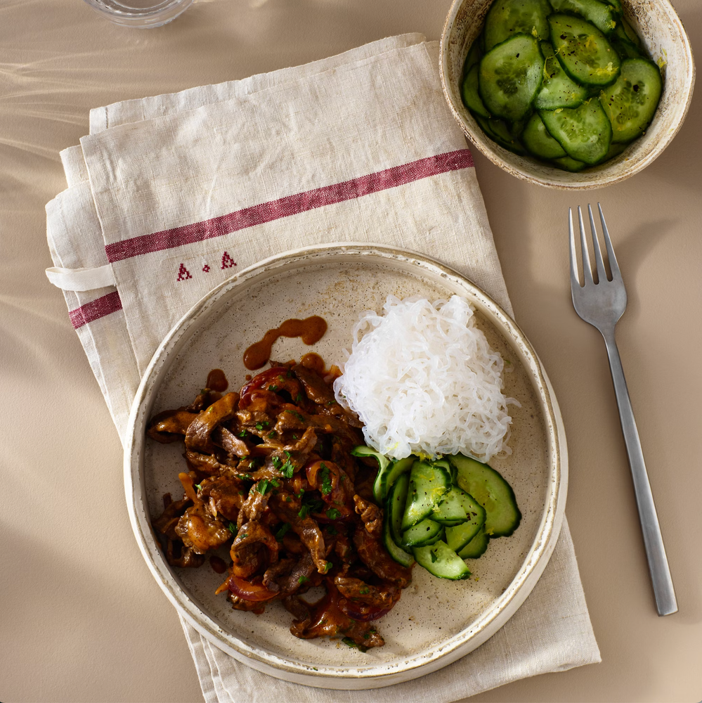 Biff stroganoff med glassnudler og syltet agurk