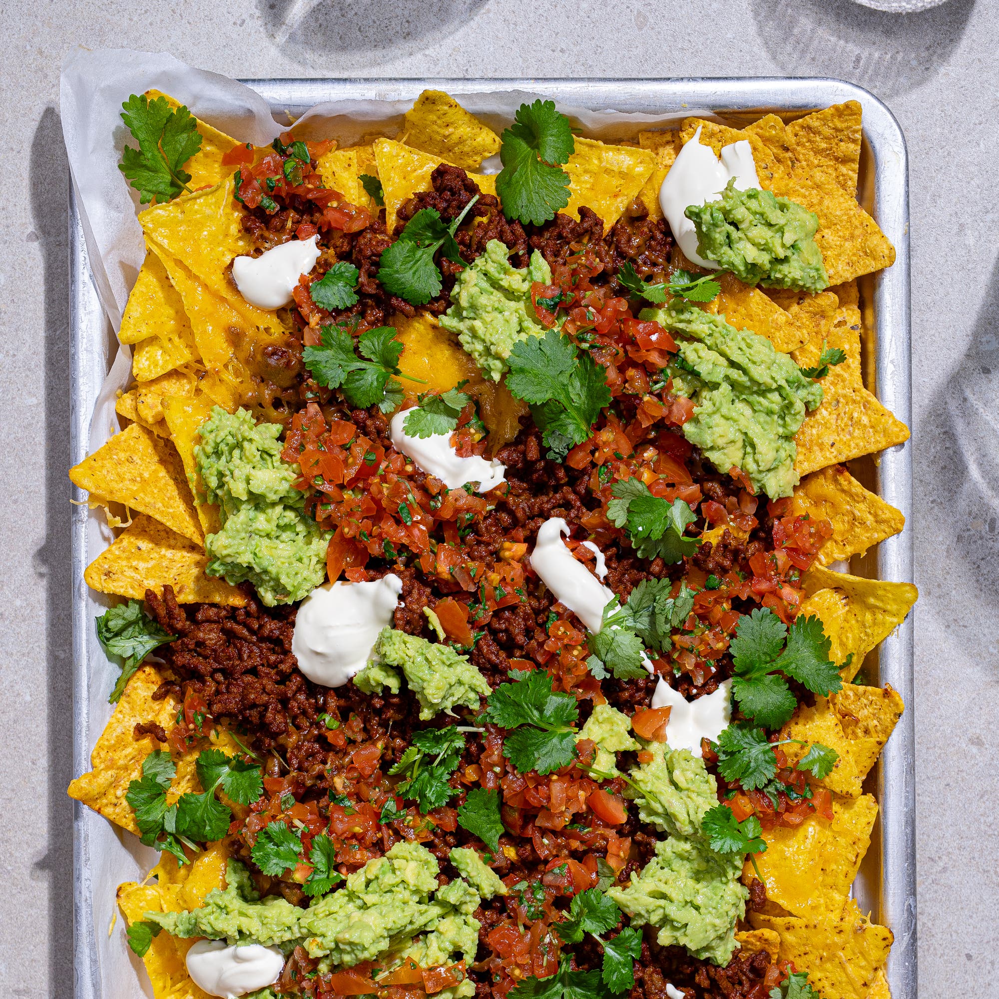 Nachos med kjøttdeig, enkel salsa og guacamole