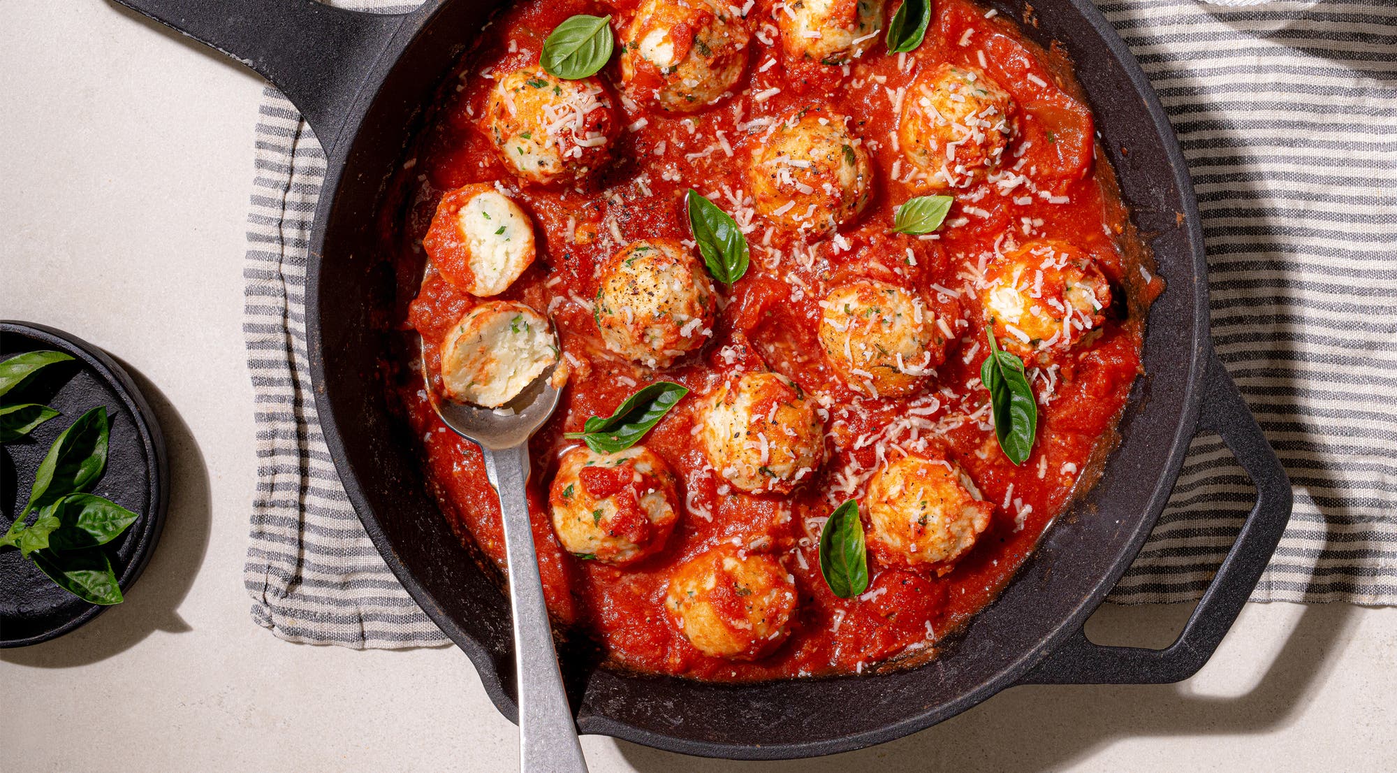 Ricottaboller i tomatsaus