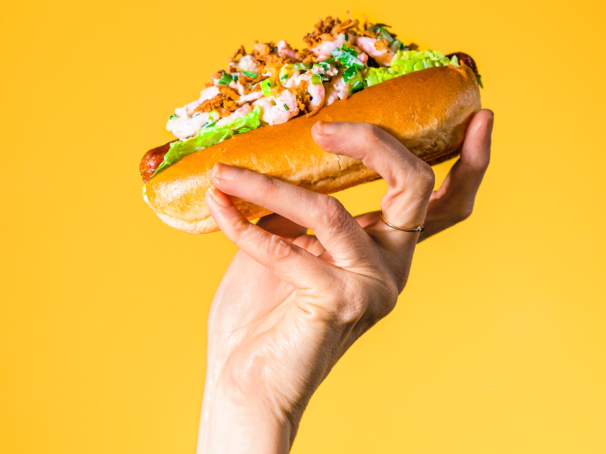 Grillet pølse med rekesalat og sprøstekt løk