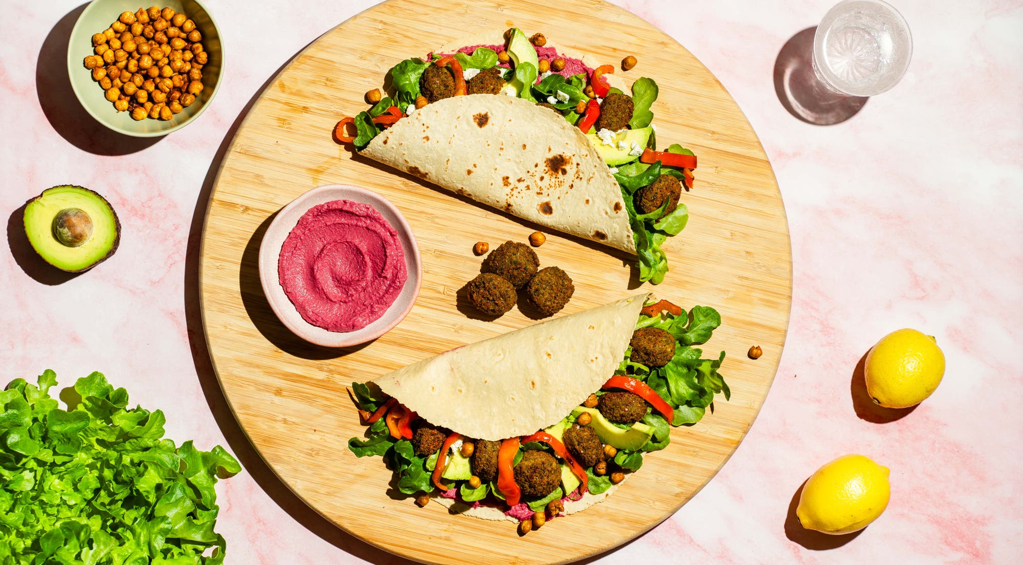 Lett wrap med falafel, avokado, hummus og feta