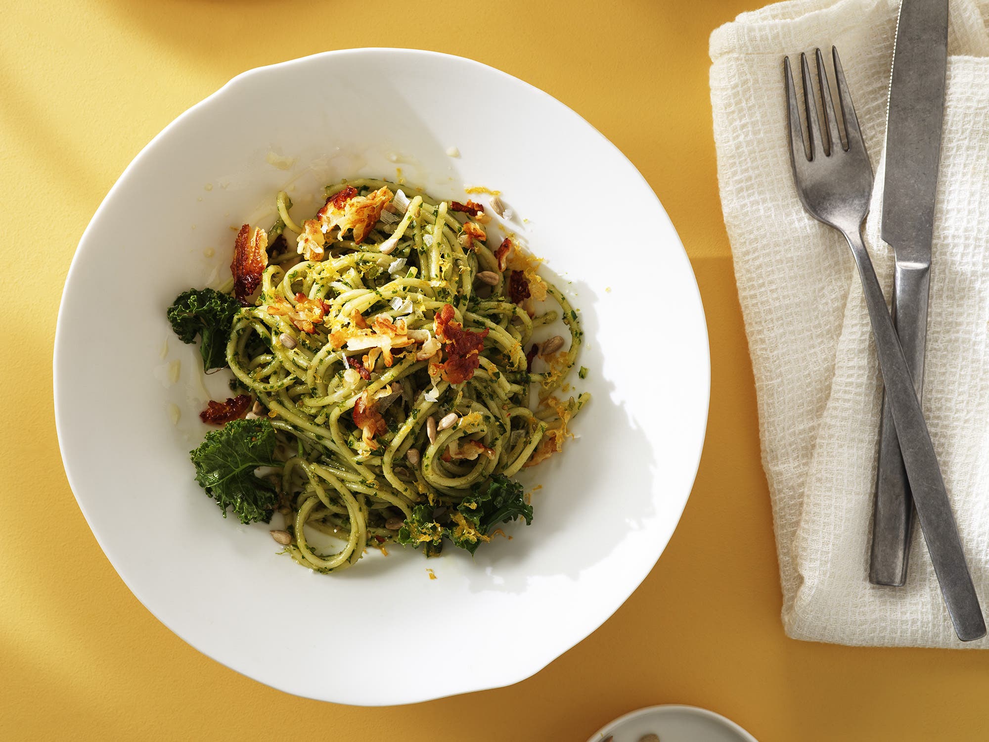 Pasta med grønnkålpesto og sprø halloumi