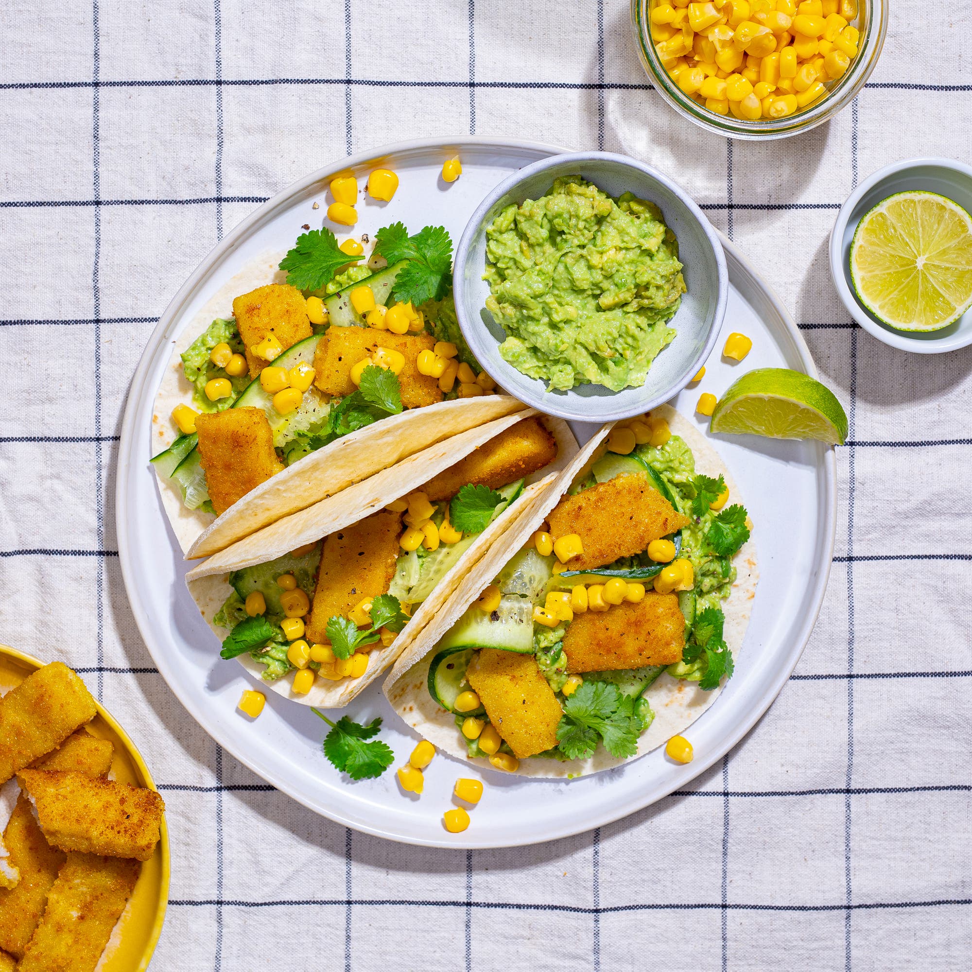 Fiskepinner i wrap med avokado og mais