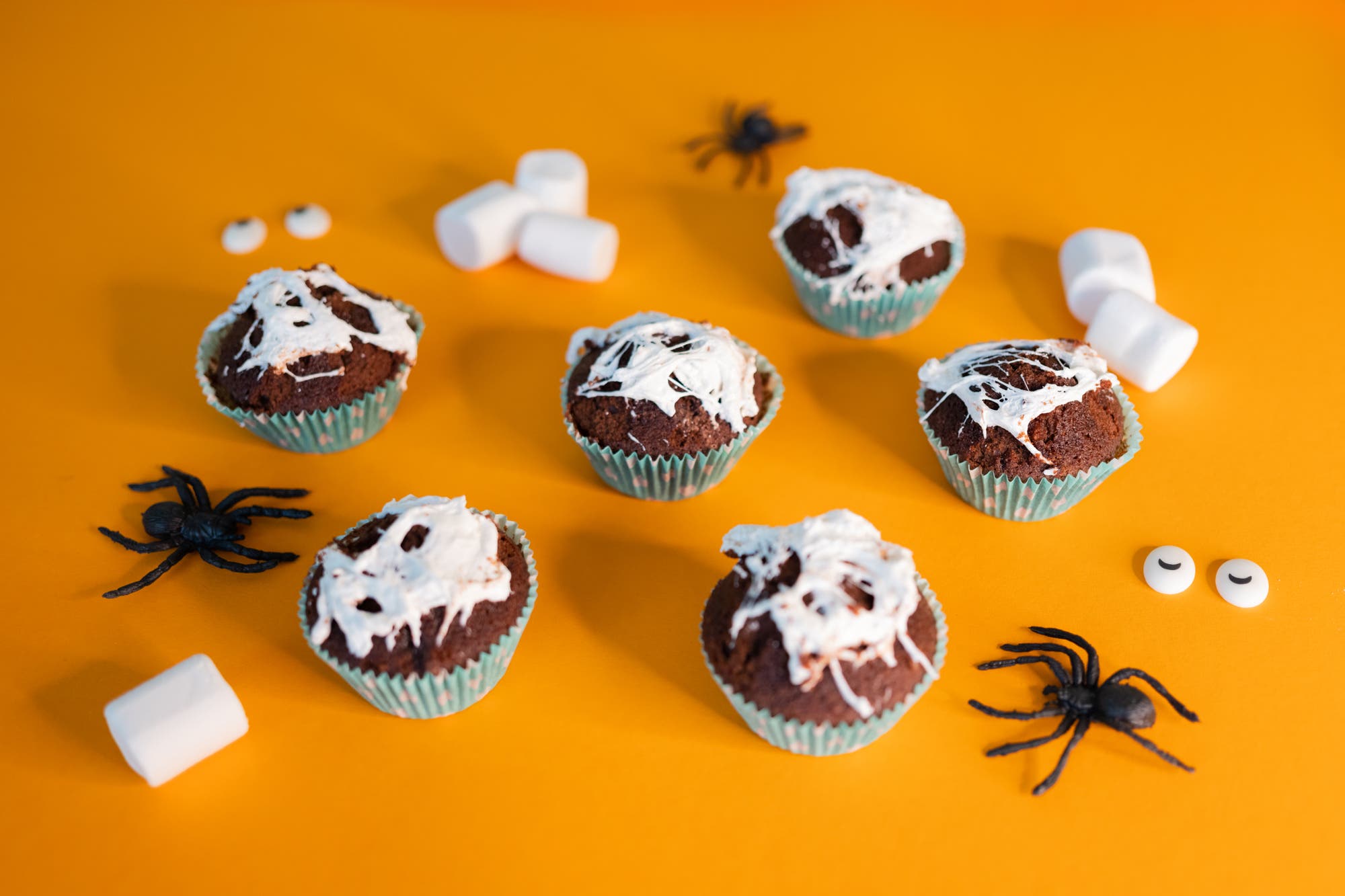 Sjokolademuffins med spindelvev
