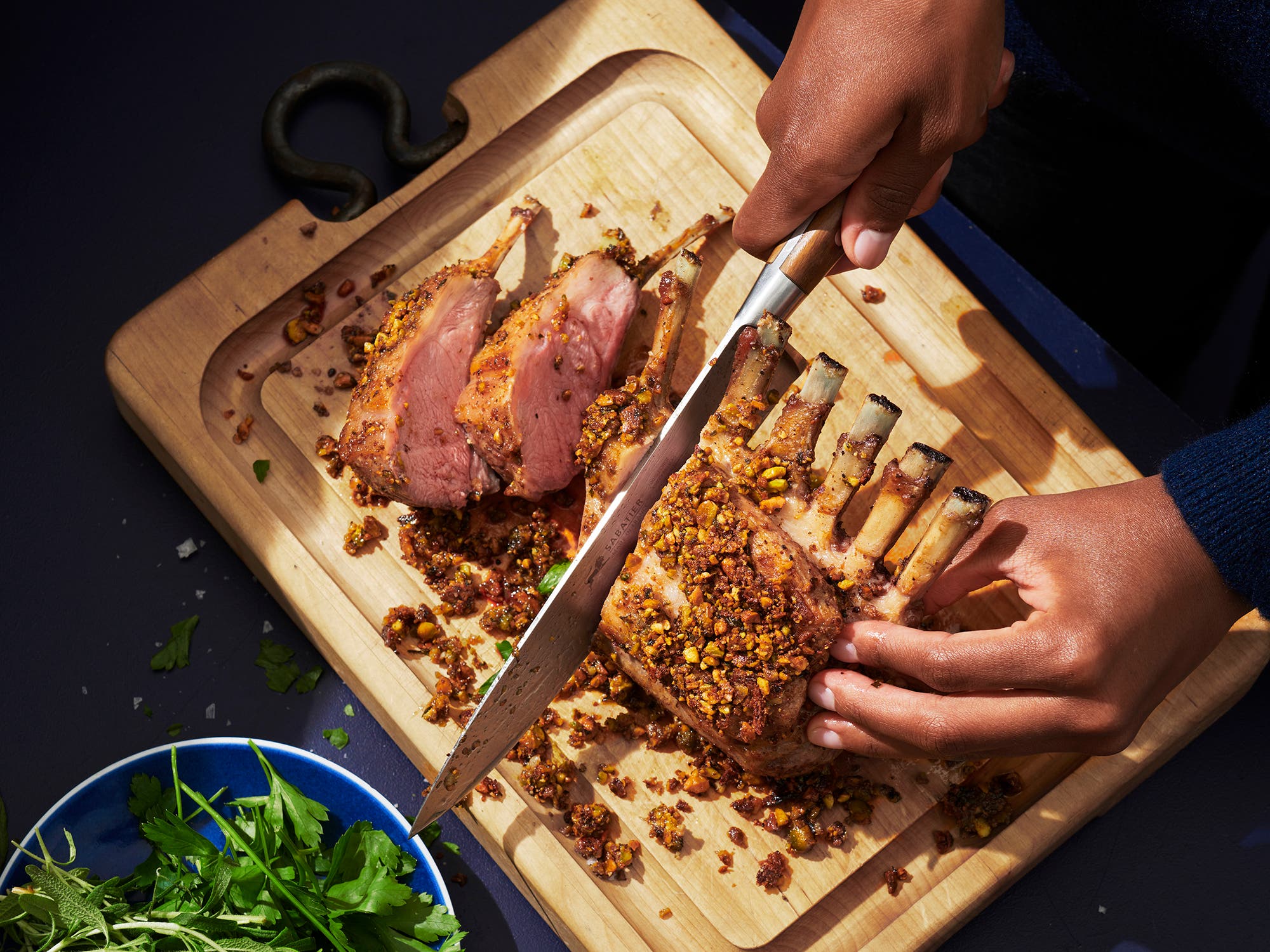 Grillet lammecarré med pistasjnøtter og rosmarin