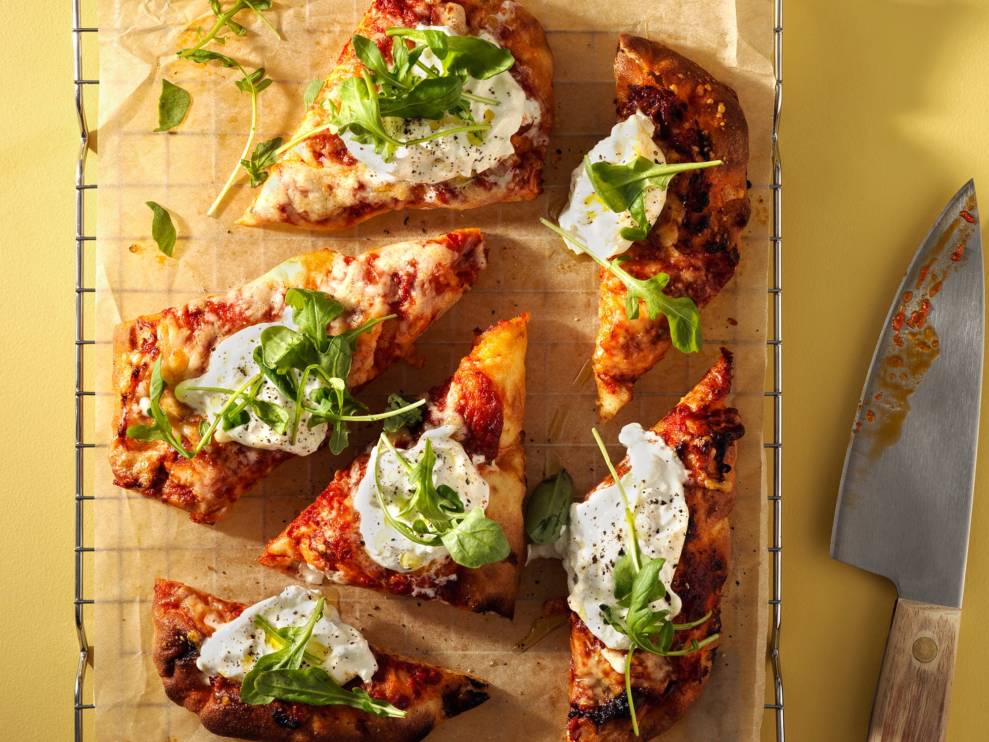 Pinsa med parmesan, mozzarella og ruccola