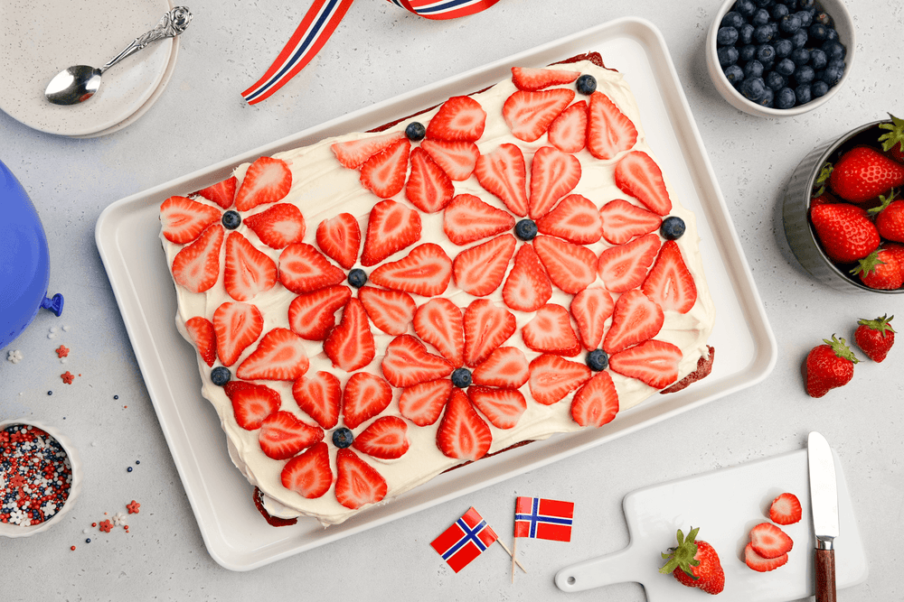 Rød marmorkake med kremostglasur