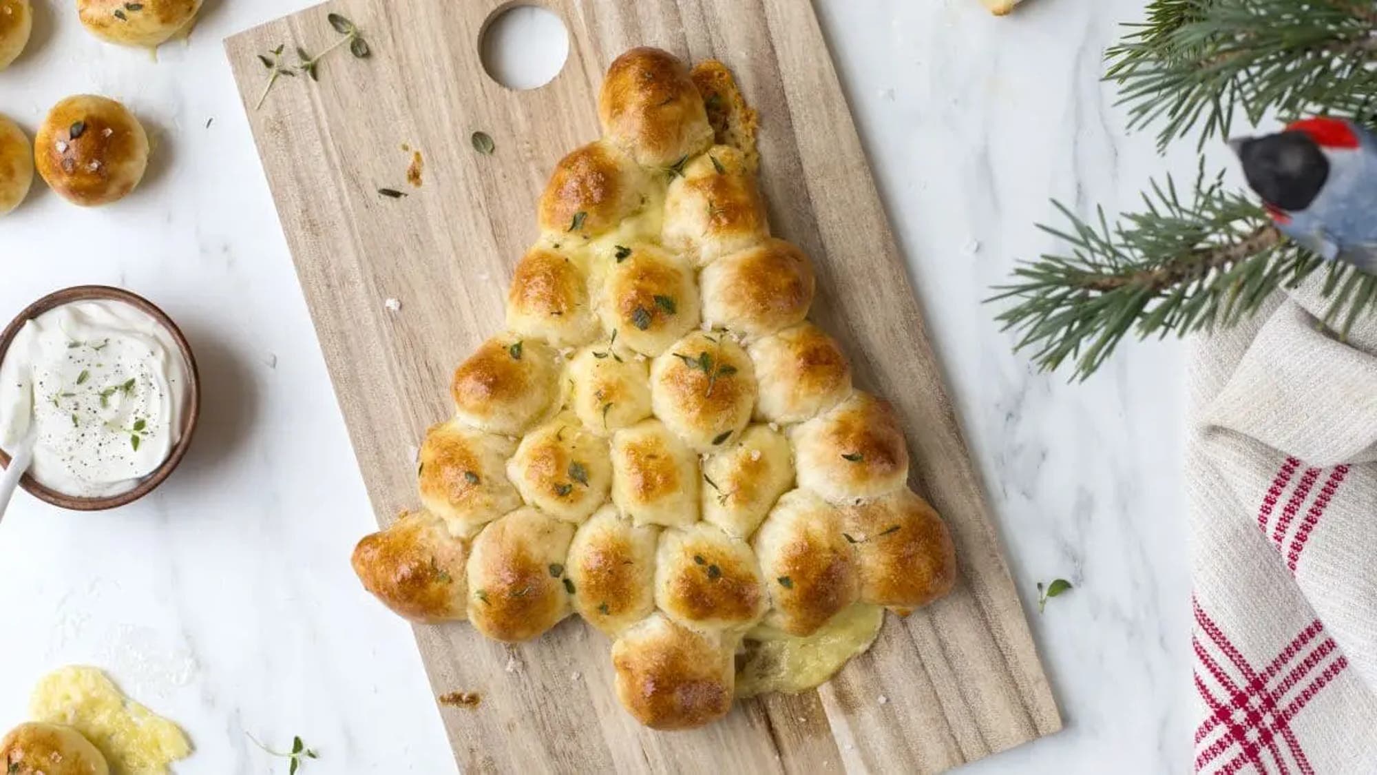 Juletre av boller med ost