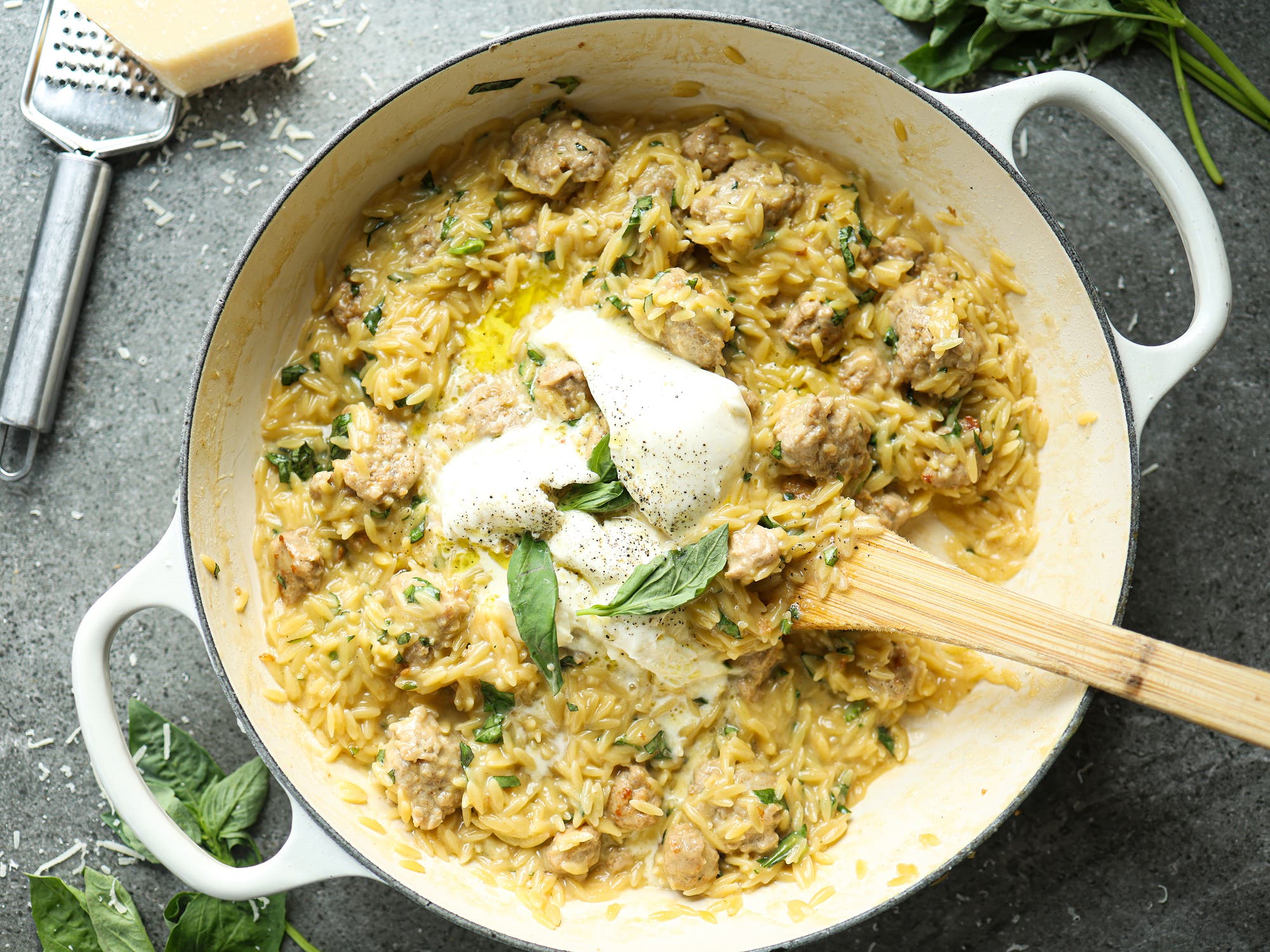 Kremet risonipanne med kylling og chorizoboller