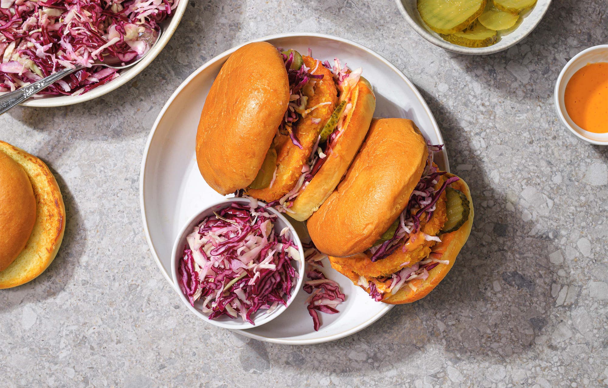 Rask crispy kyllingburger med coleslaw