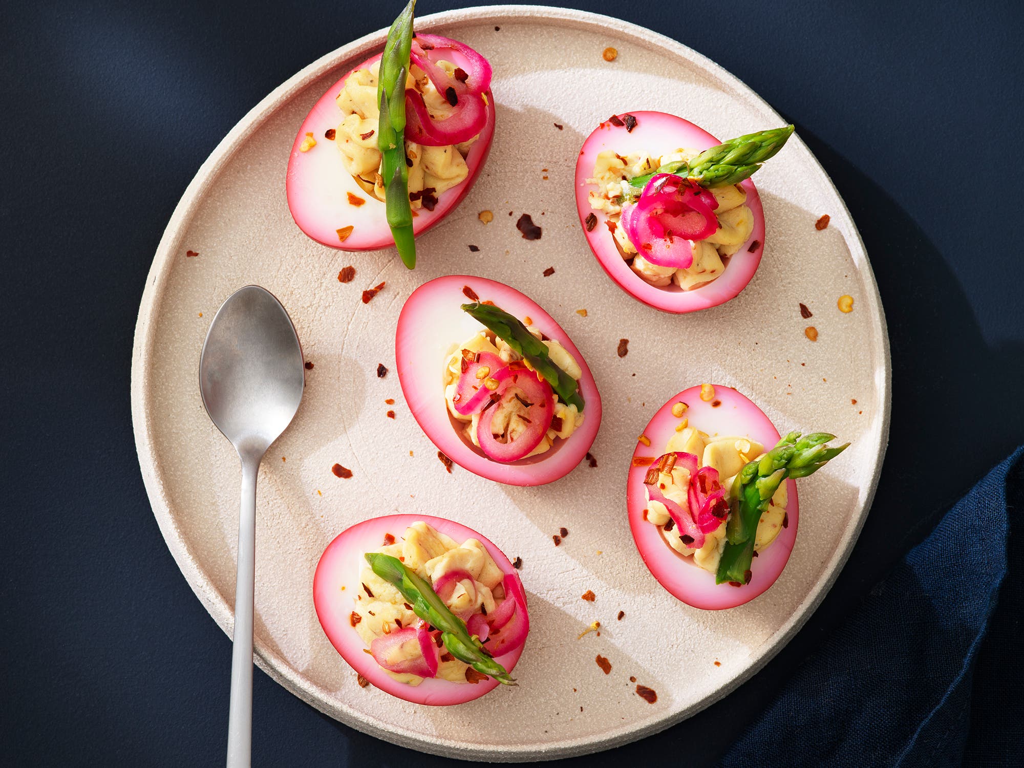 Rosa deviled egg med syltet løk og asparges