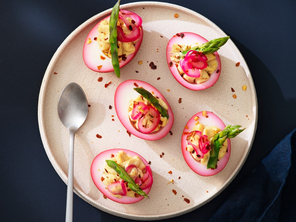 Rosa deviled egg med syltet løk og asparges