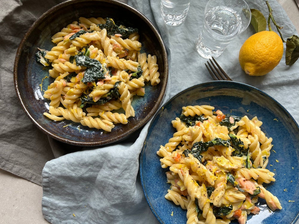Pasta med kaldrøkt laks og grønnkål