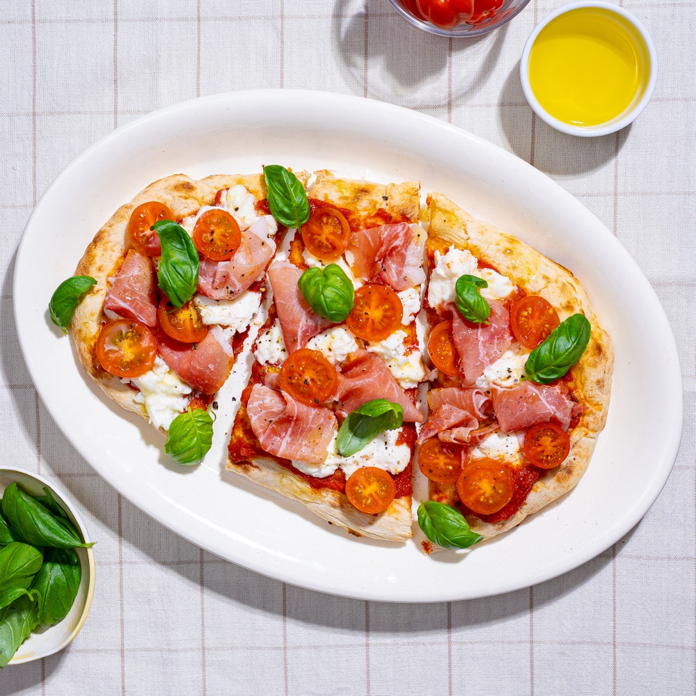 Pinsa med spekeskinke, tomat og mozzarella