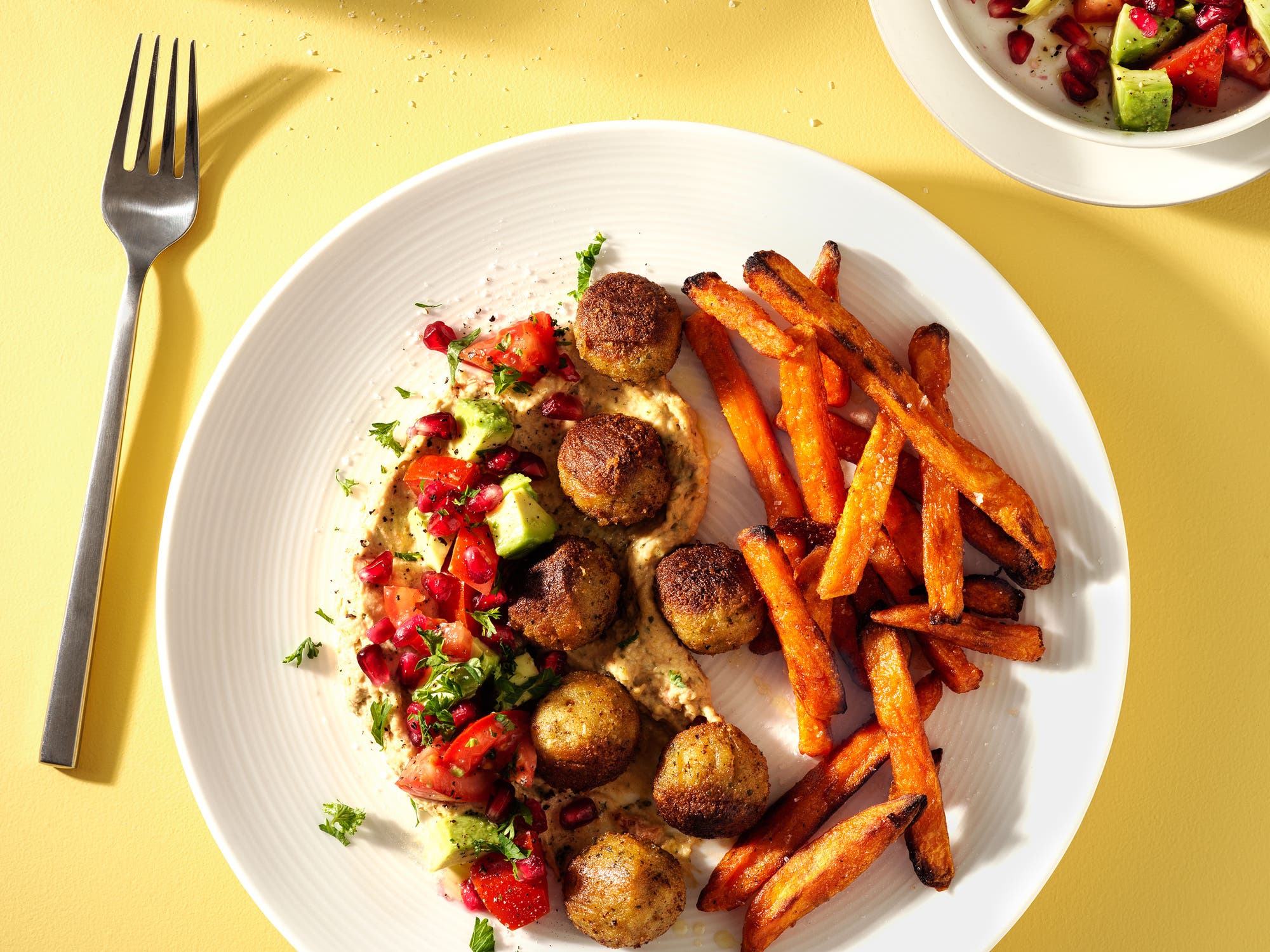 Søtpotetfries med falafel, hummus og granateplesalat