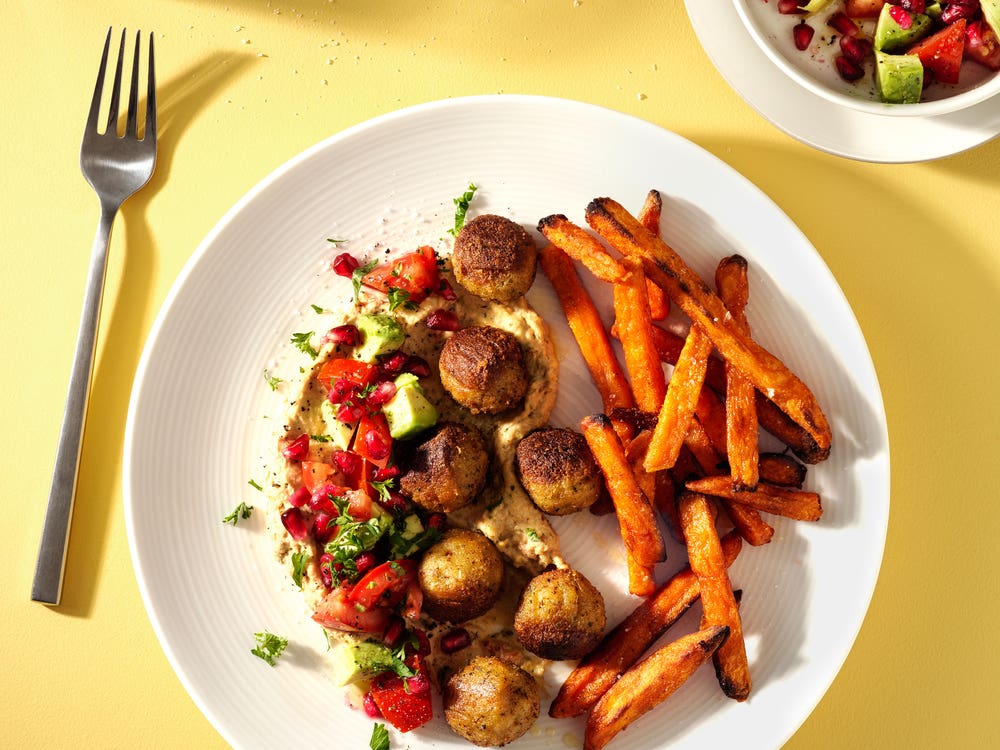 Søtpotetfries med falafel, hummus og granateplesalat