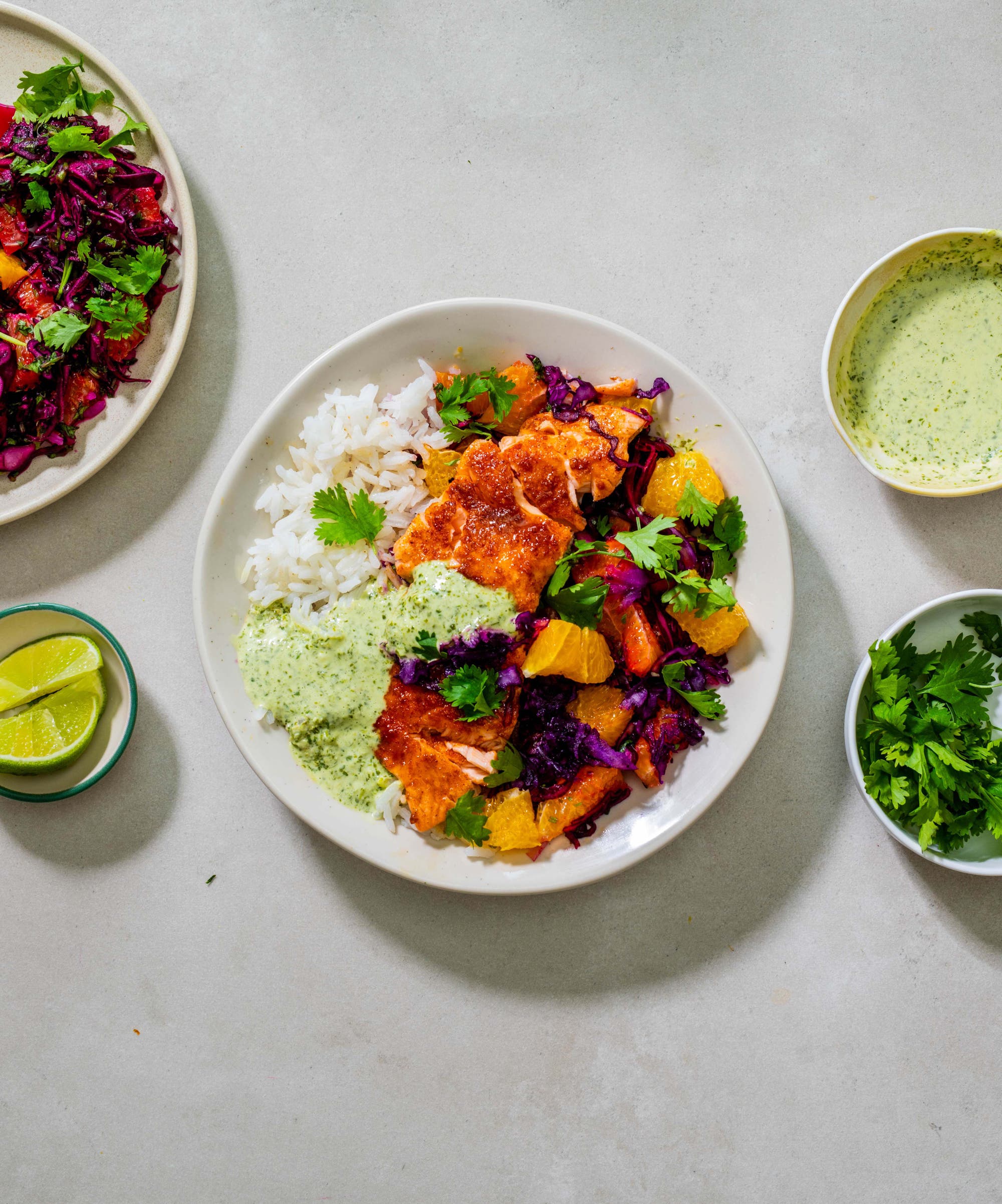 Tacokrydret laks med ris, appelsinsalsa og urtedressing