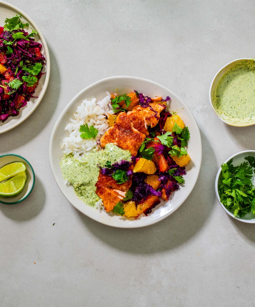 Tacokrydret laks med ris, appelsinsalsa og urtedressing