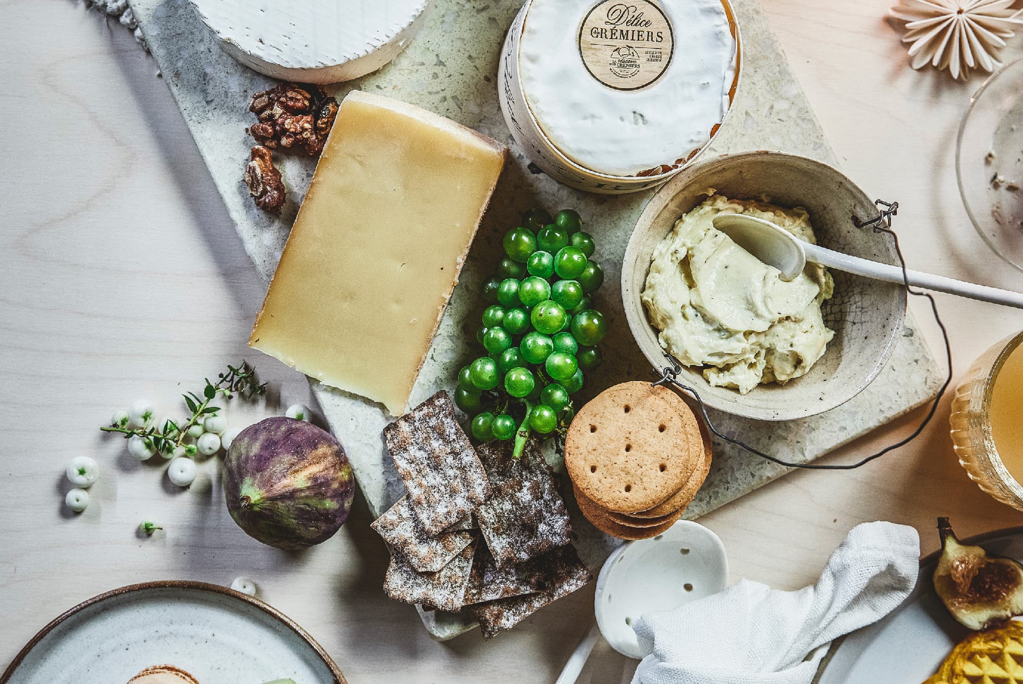 Blåmuggostkrem på rugbrød med valnøtter