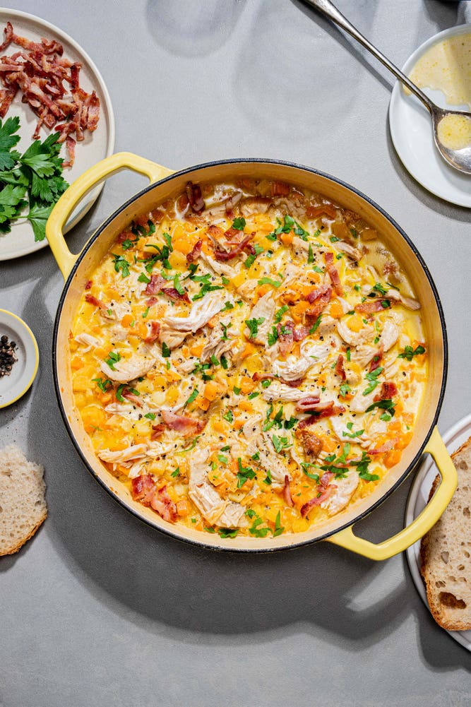 Kremet grønnsaksgryte med kylling og bacon
