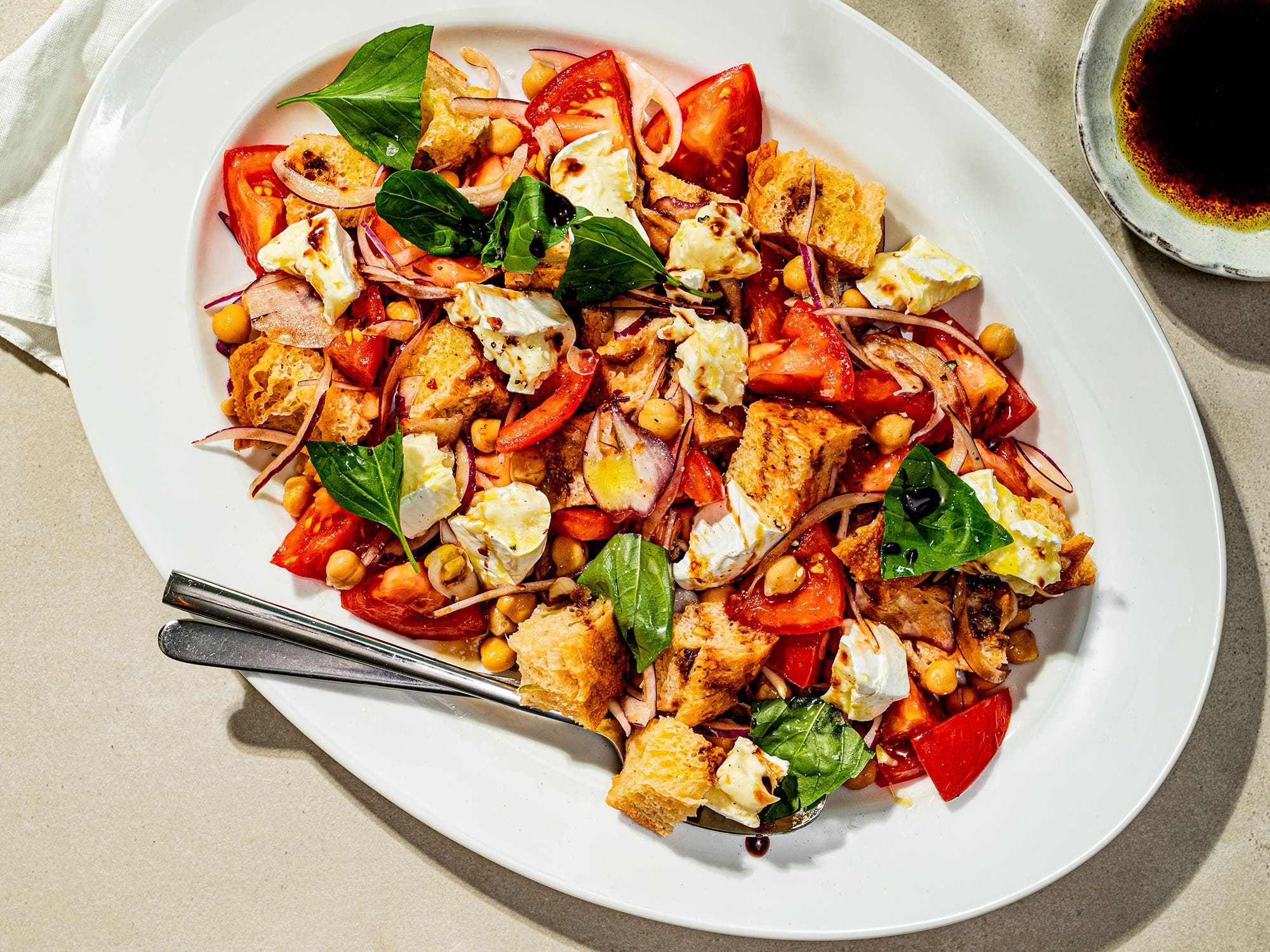 Panzanella-salat med kikerter og brie