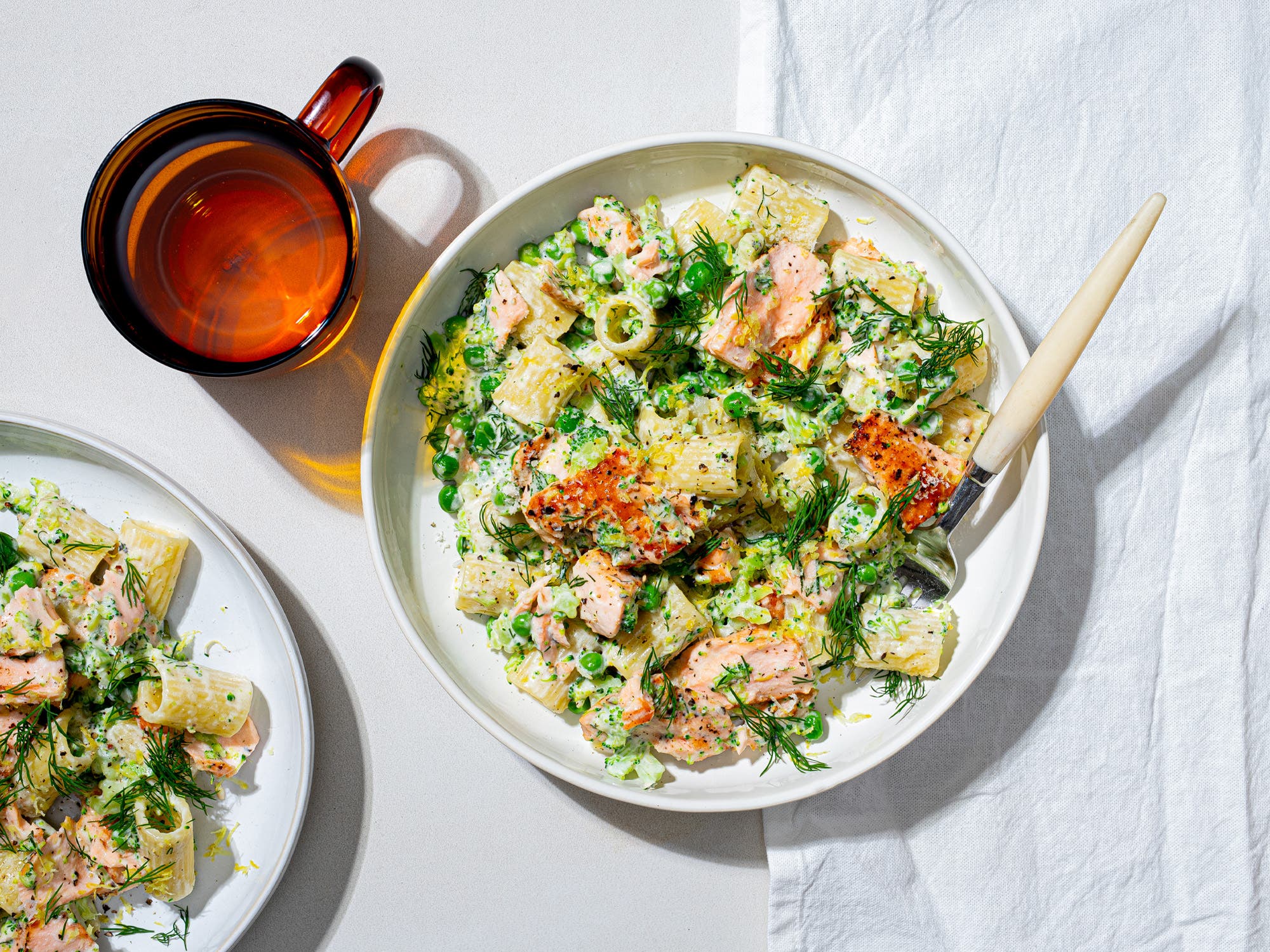 Kremet laksepasta med erter og dill