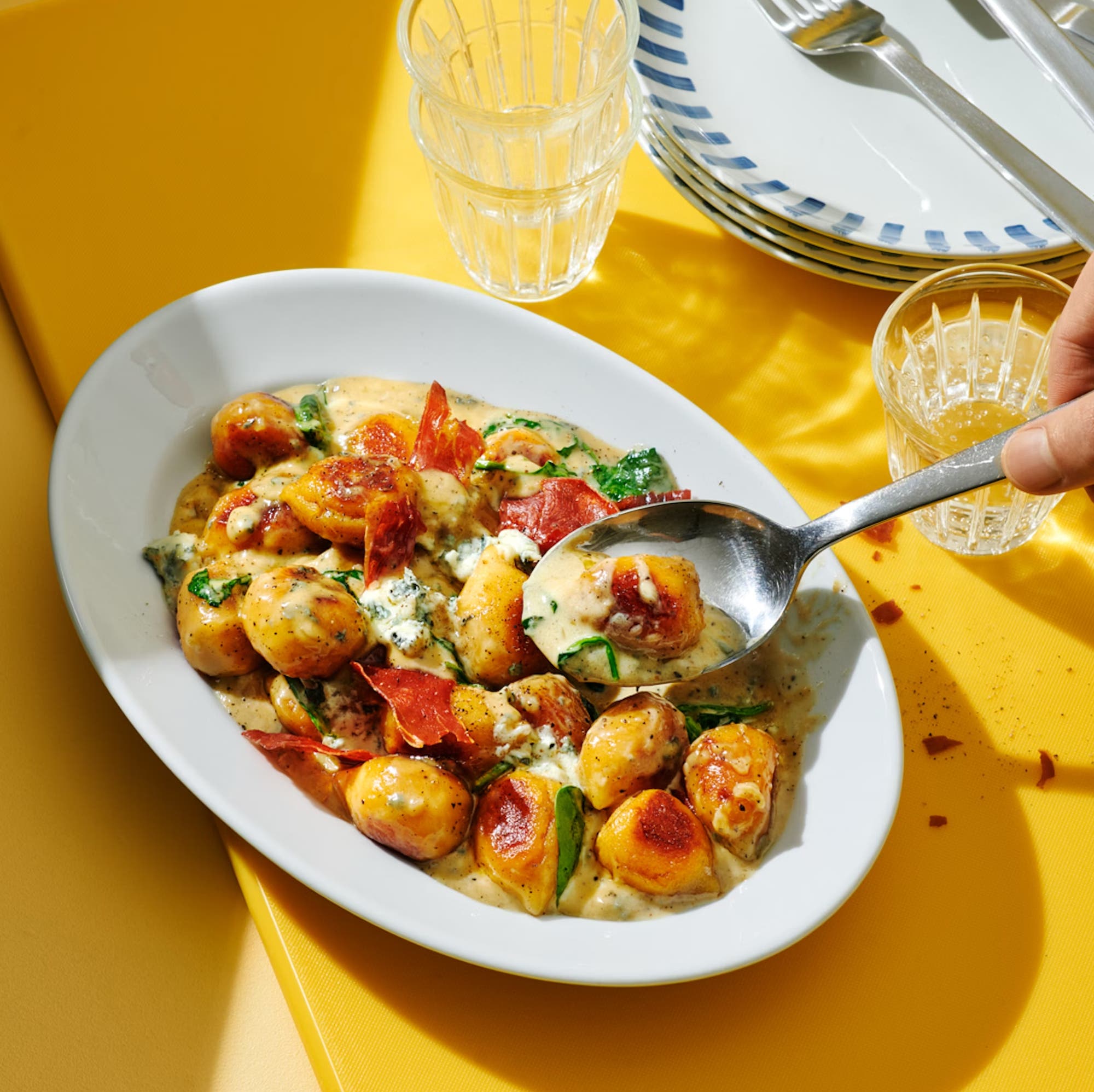 Gnocchi med kremet blåmuggost og sprø spekeskinke