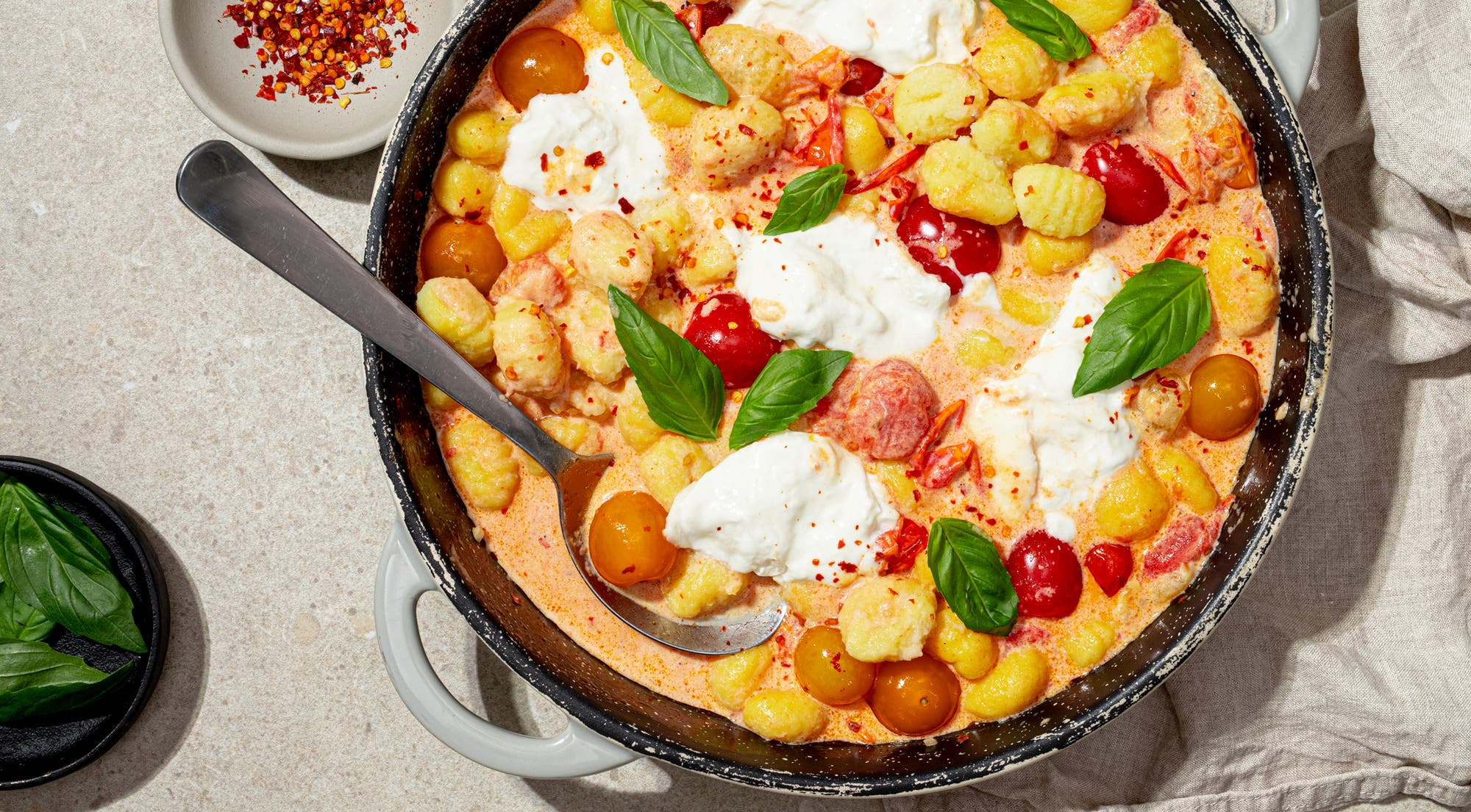 Kremet tomat- og gnocchipanne med burrata