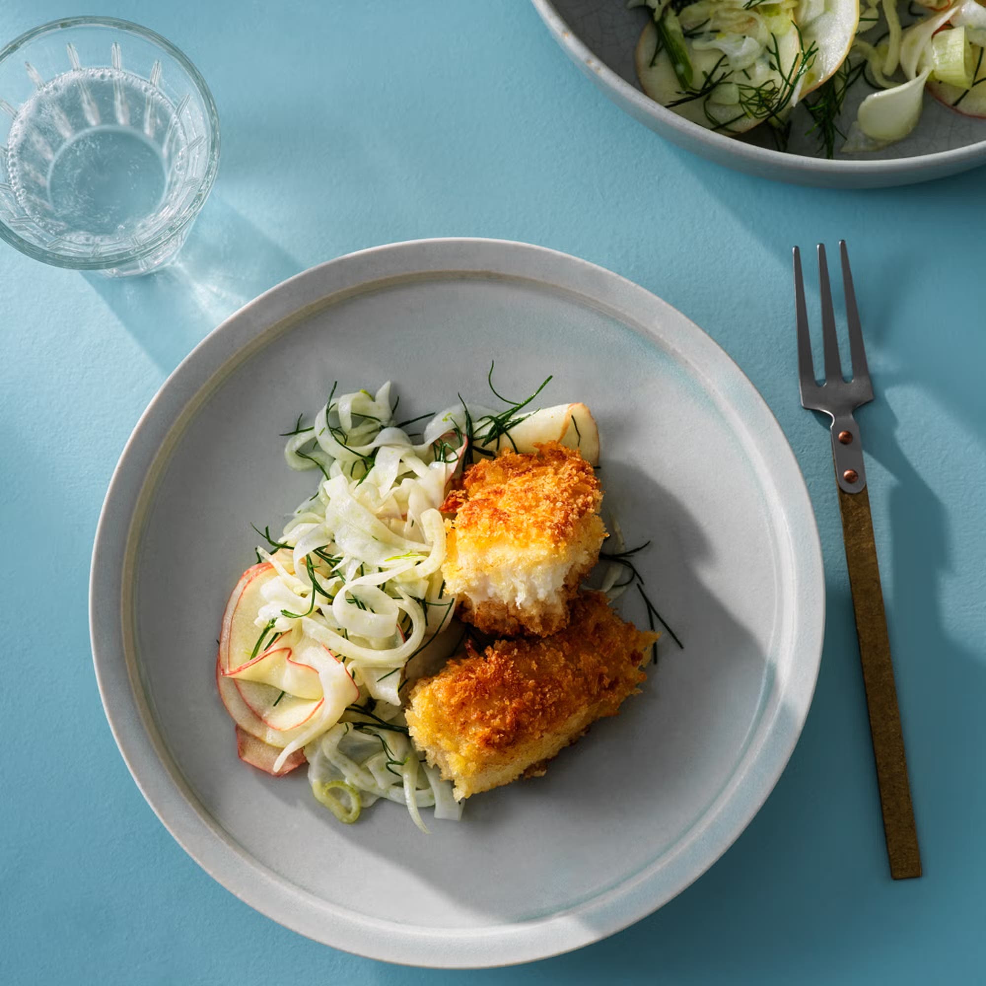 Sprøstekt torskefilet med eple- og fennikelsalat