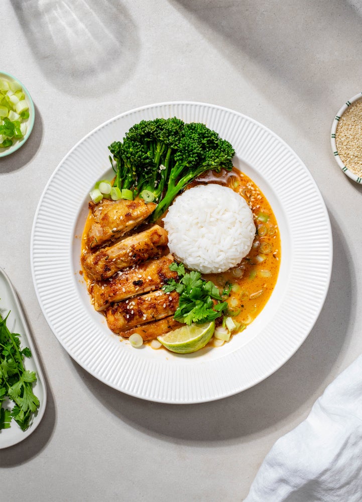 Kylling i kokos- og currykraft med ris