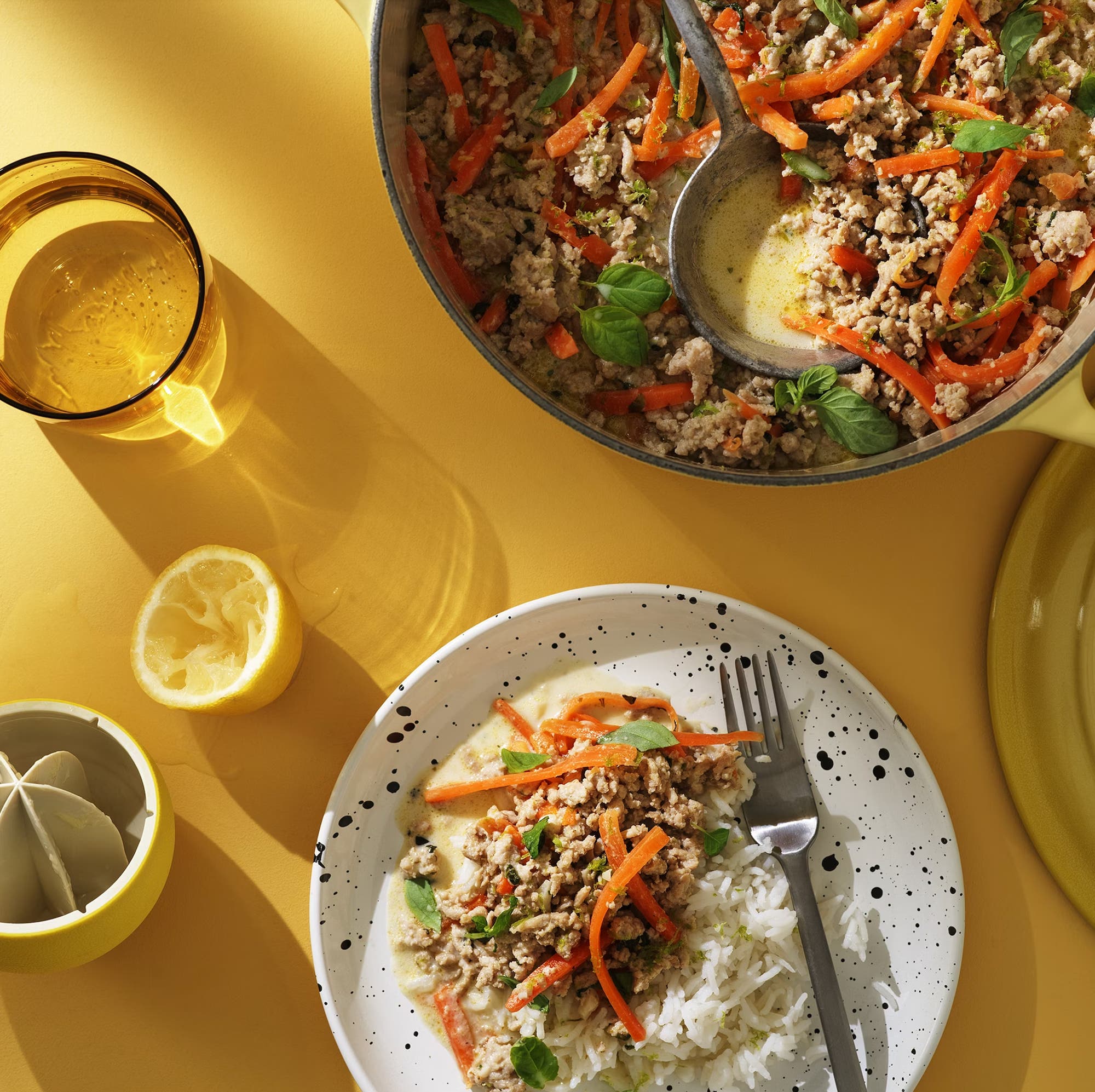 Panne med kyllingkjøttdeig, grønn curry og thaibasilikum