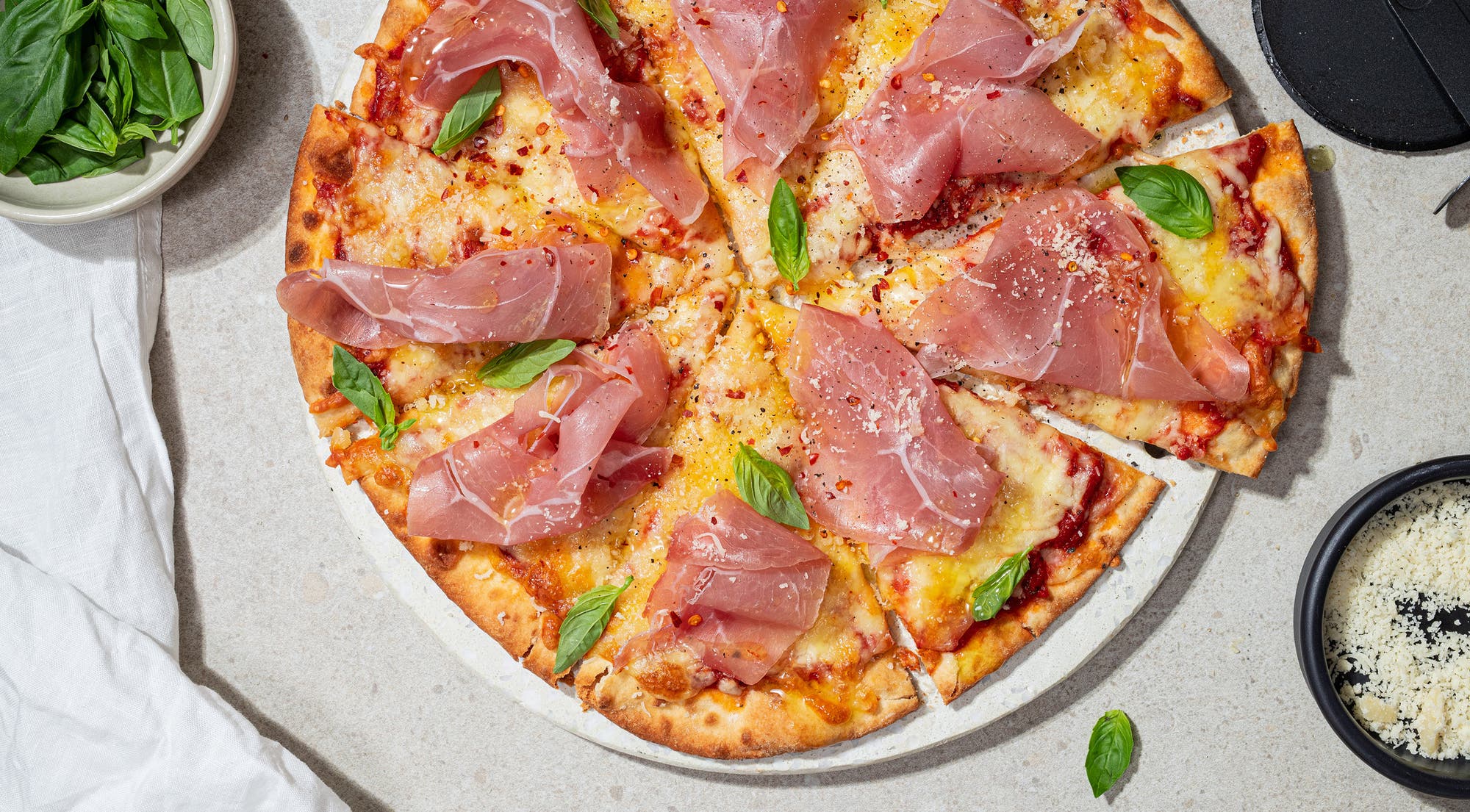 Rask pizza med spekeskinke