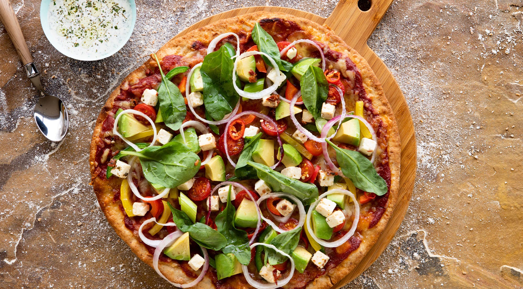 Middelhavspizza med avokado og feta