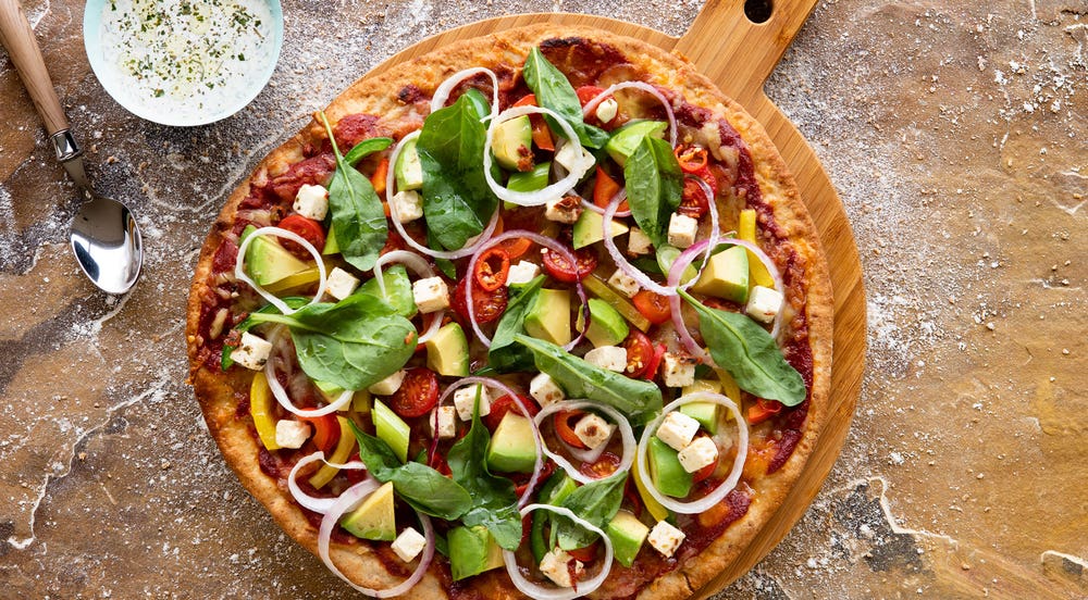 Middelhavspizza med avokado og feta