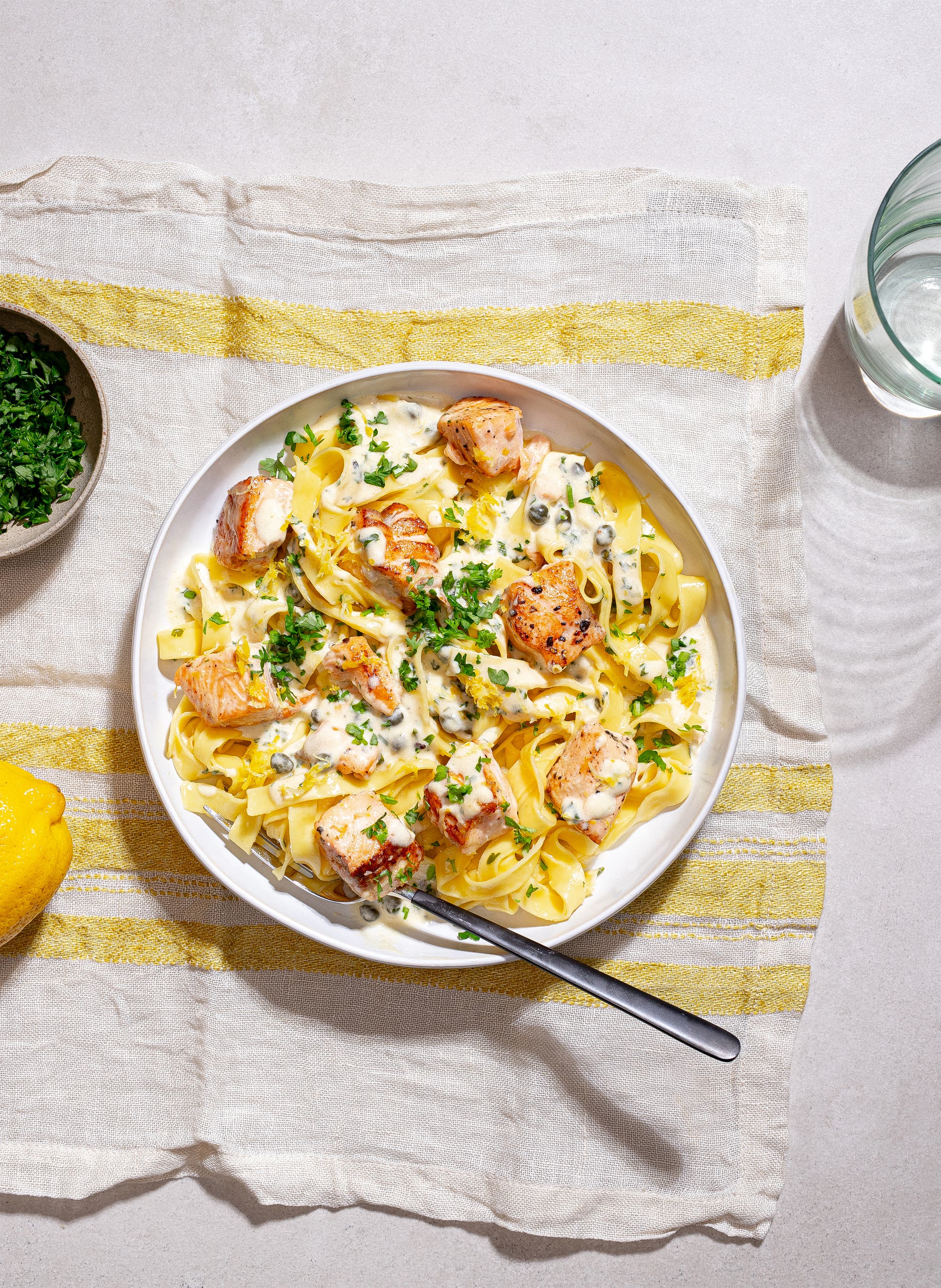 Laks med pasta og kremet sitronsaus