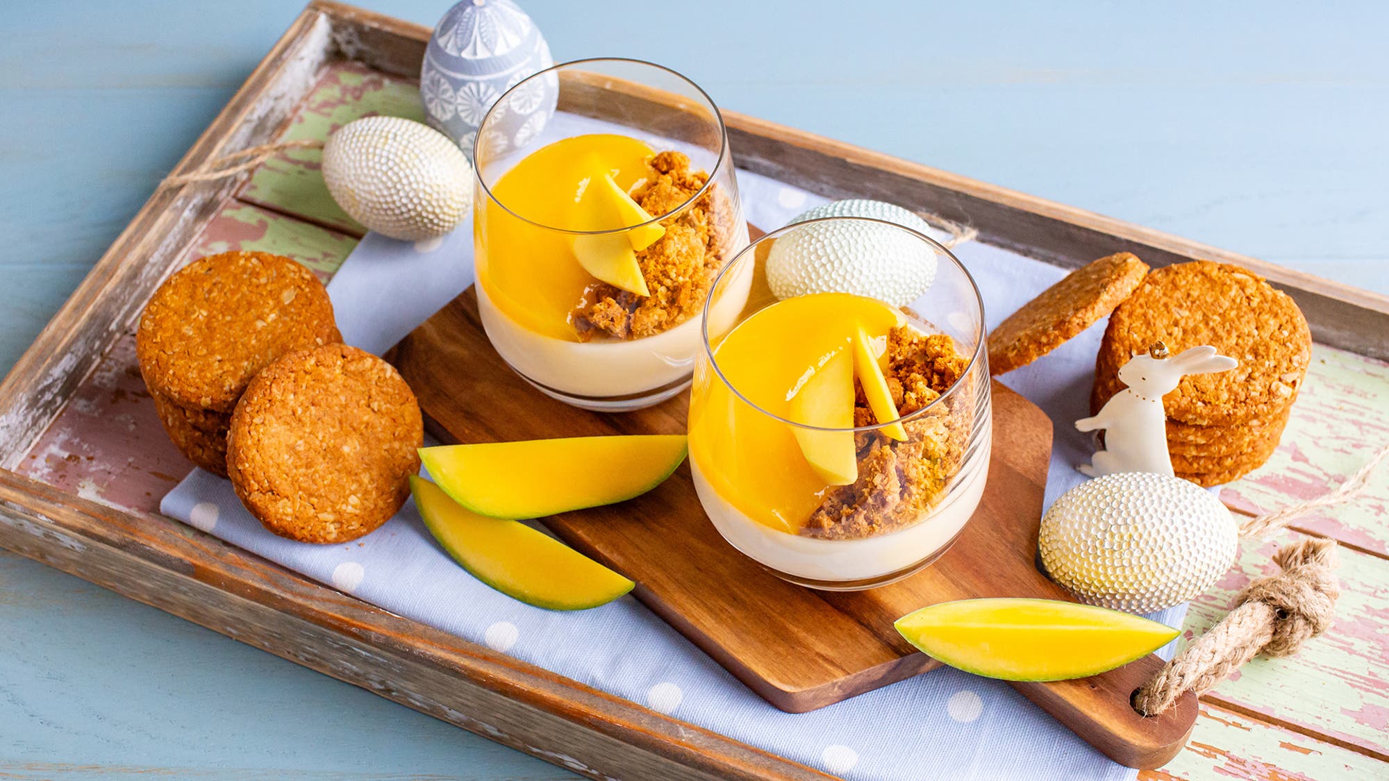 Vanilje - panna cotta med Bixit-crunch og mangocoulis